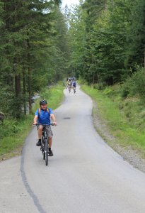 Uczestnicy podczas przejazdu Doliną Czarnej Wisełki
